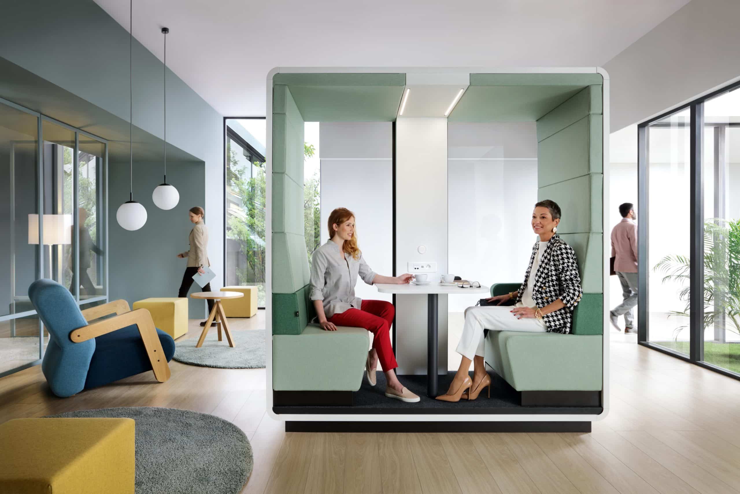 Modernes Büro mit Besprechungskabine und Möbeln