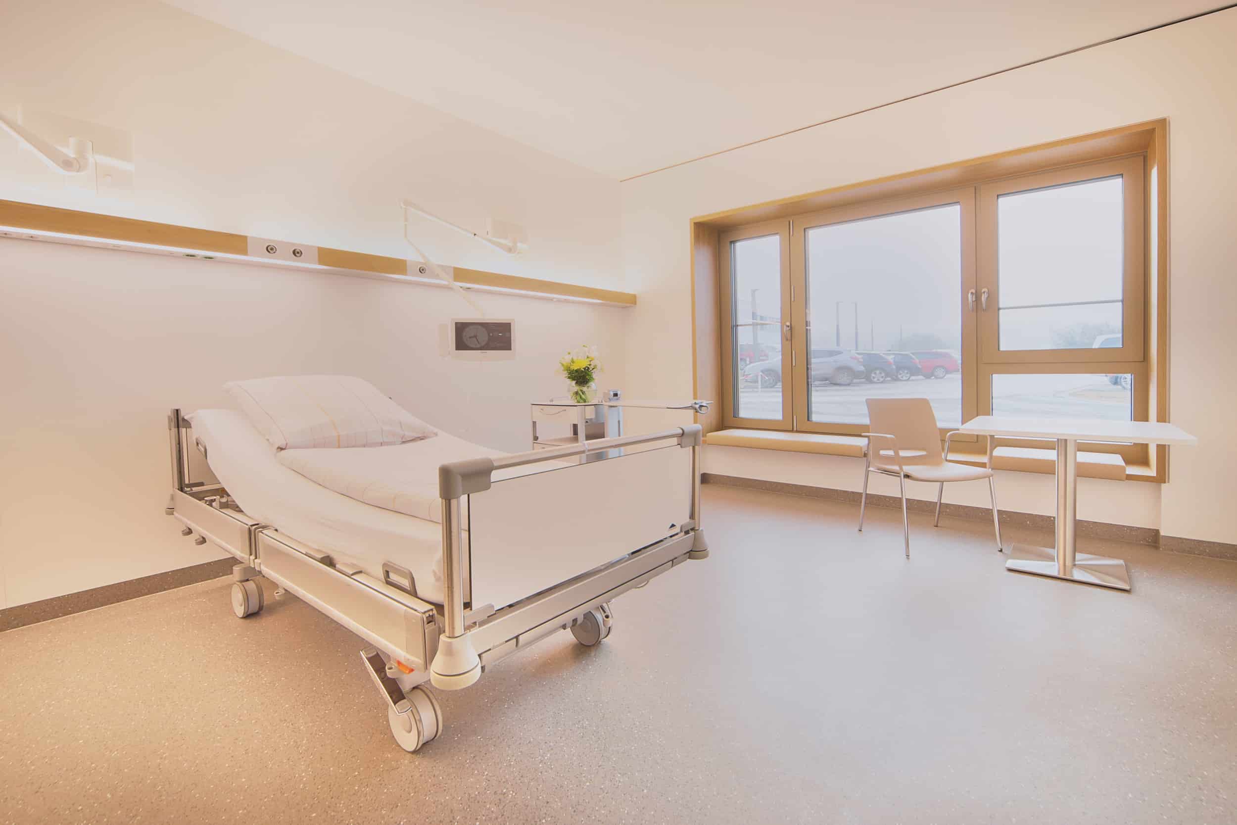Modernes Krankenhauszimmer mit Bett und Fenster
