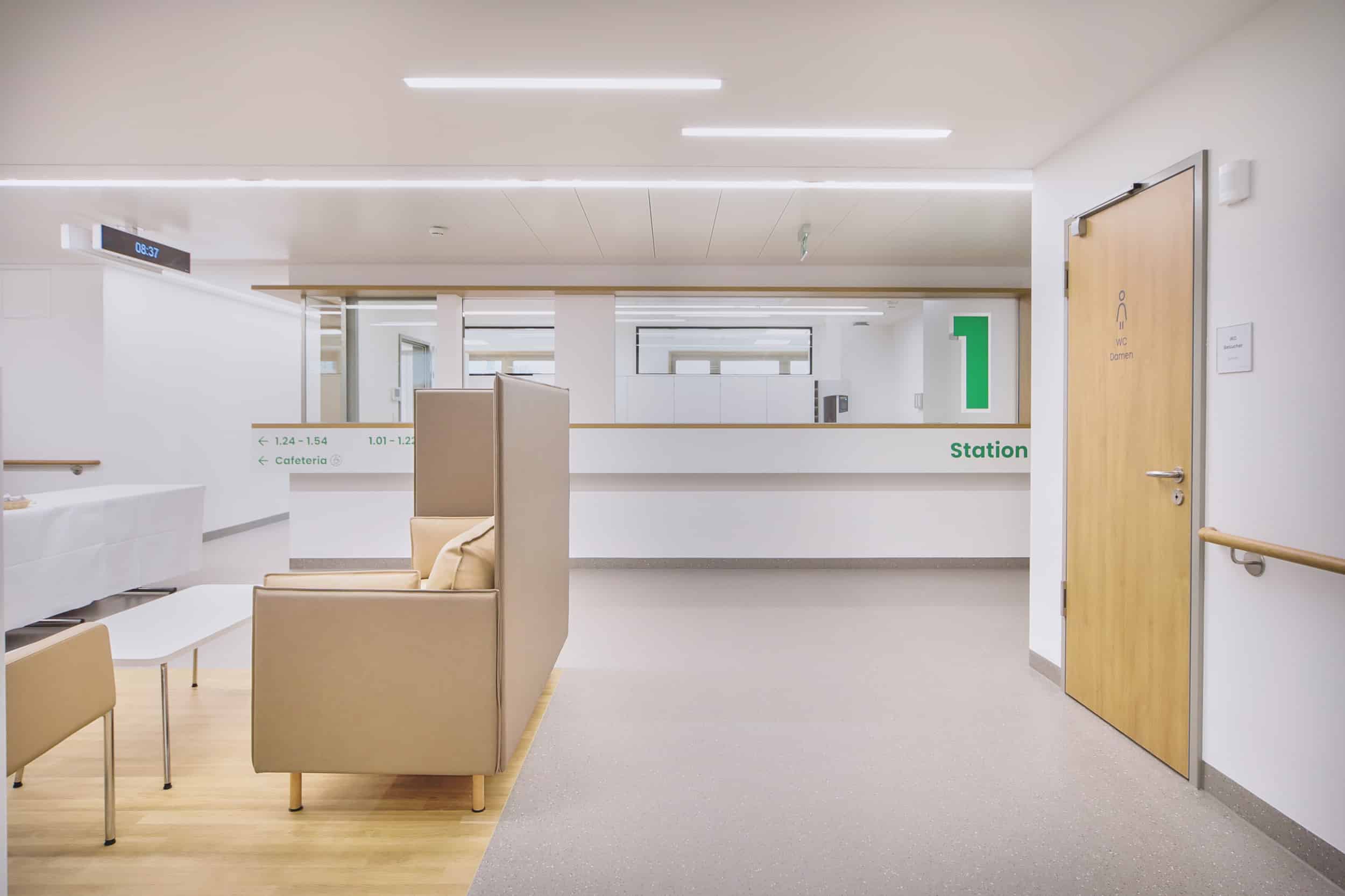 Moderner Krankenhausflur mit Sitzbereich