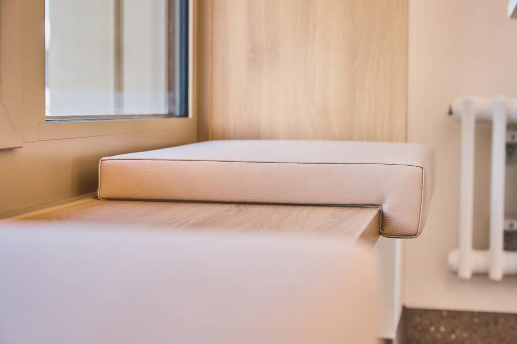 Fenstersitz mit beige Polsterung