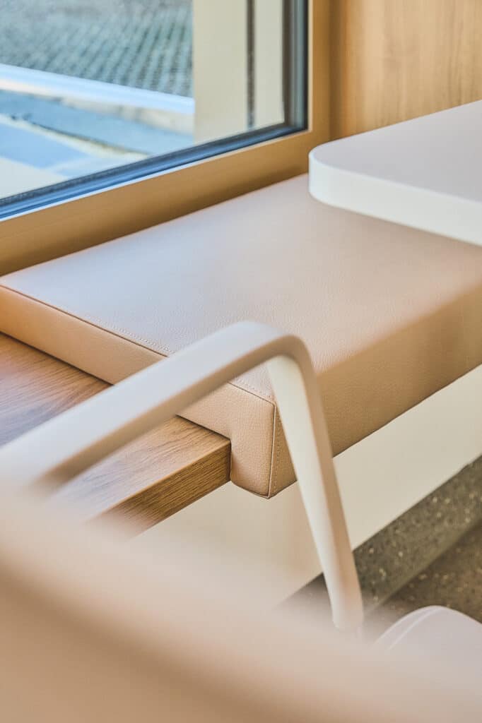 Gemütliche Fensterbank mit Polster und Tisch