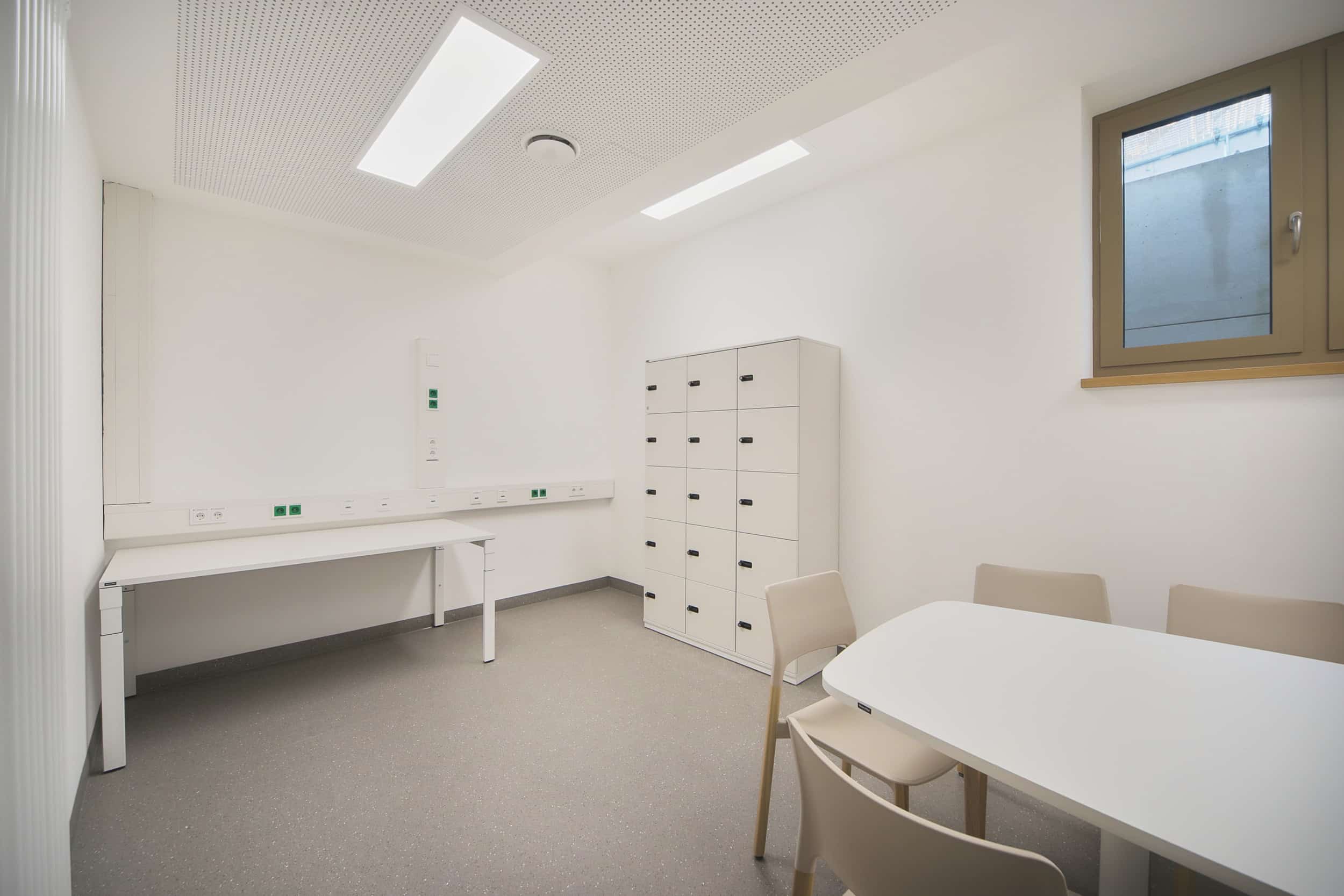 Leeres Büro mit Tisch und Stühlen.