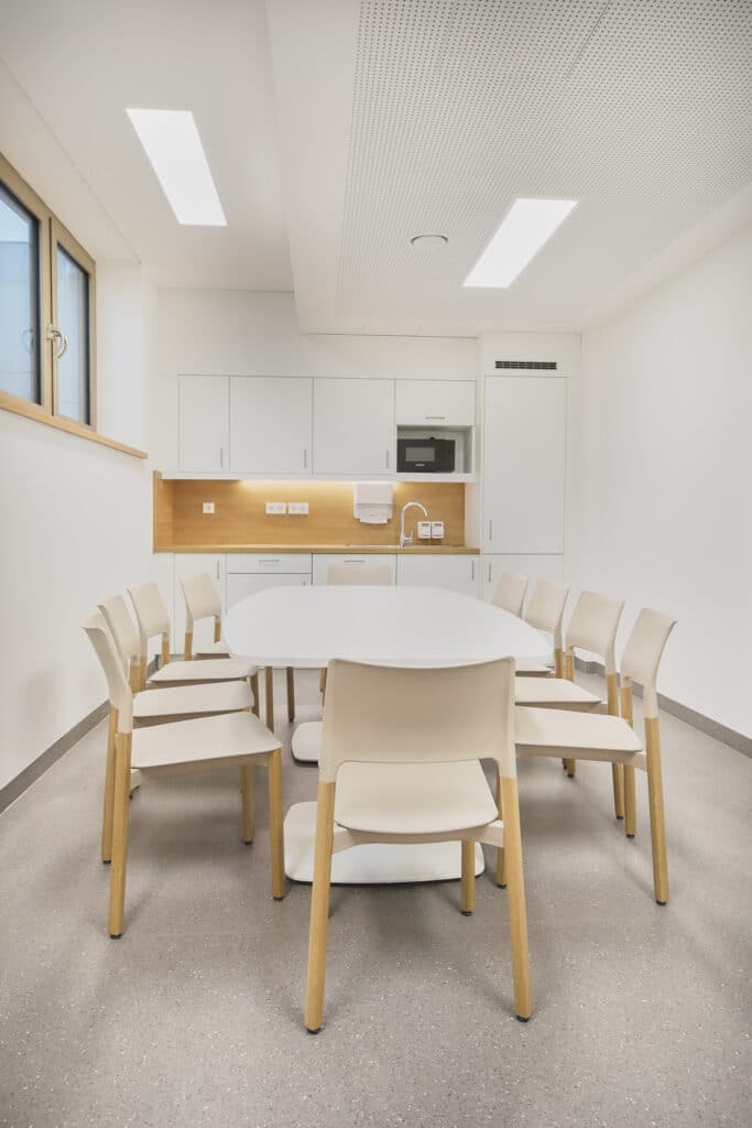 Moderner Konferenzraum mit Tisch und Stühlen