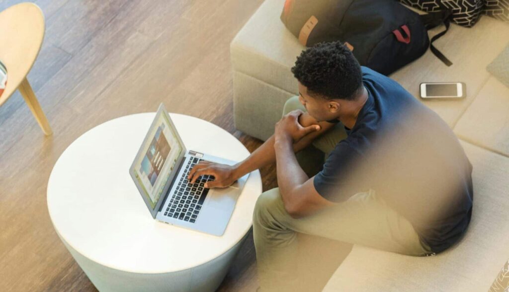 Person arbeitet am Laptop, moderne Umgebung