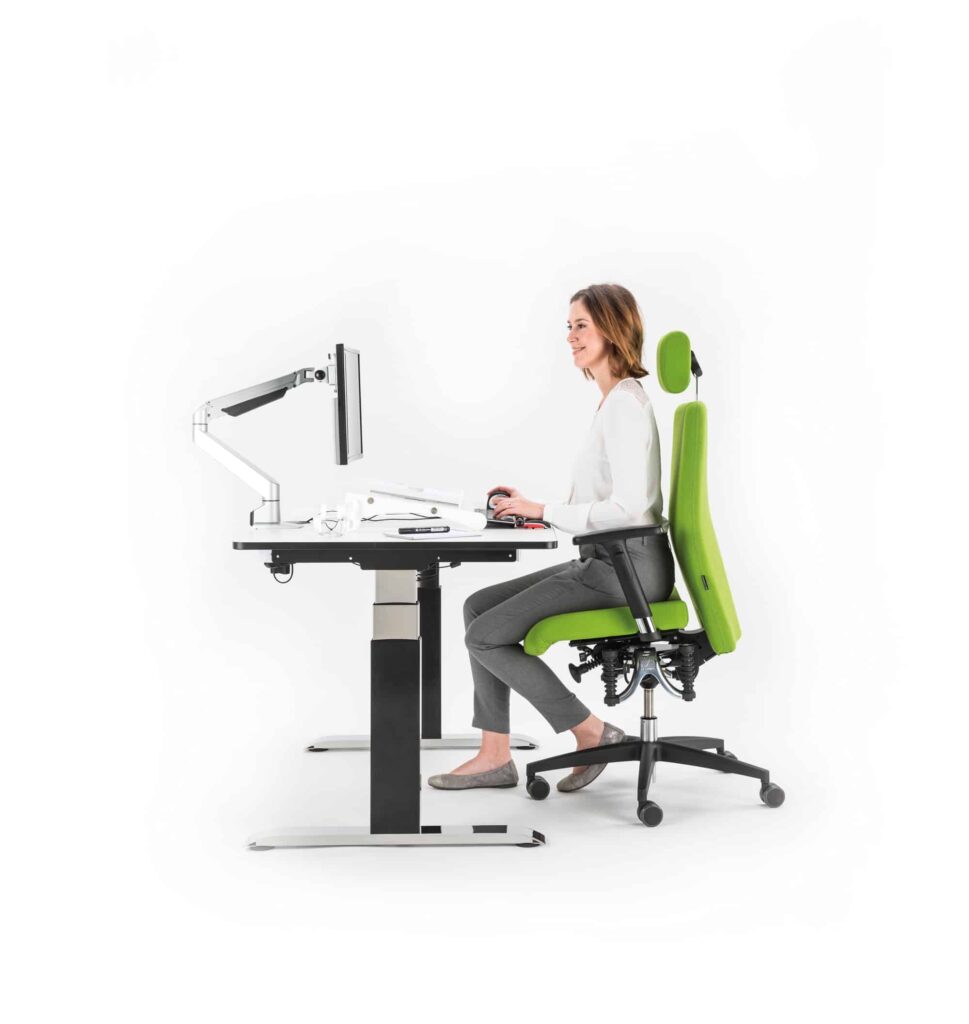 Frau am Schreibtisch mit grünem Bürostuhl