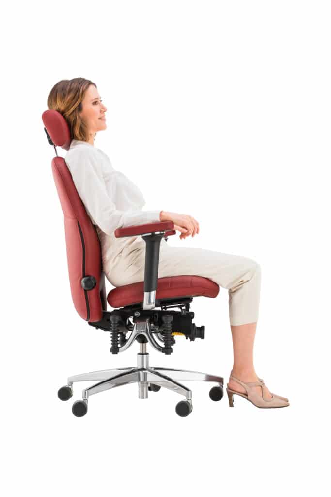 Frau sitzt auf ergonomischem Bürostuhl, Profilansicht.