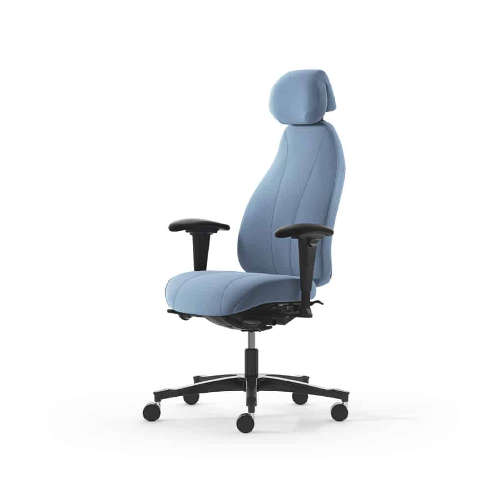 Moderner blauer Bürostuhl mit Rollen und Armlehnen.