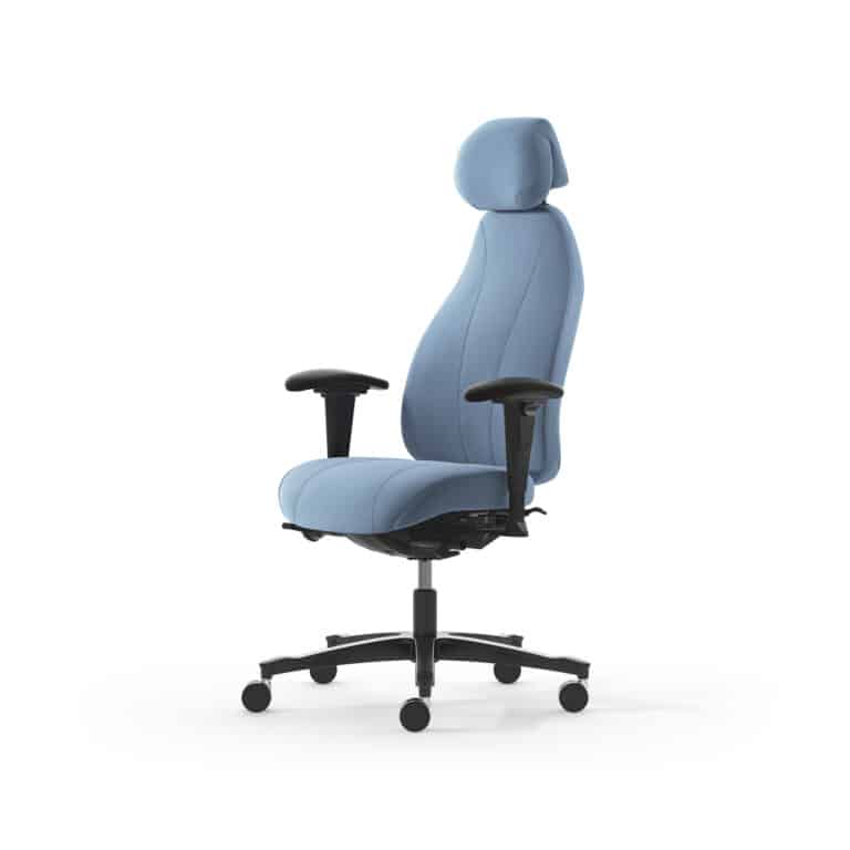 Moderner blauer Bürostuhl mit Rollen und Armlehnen.