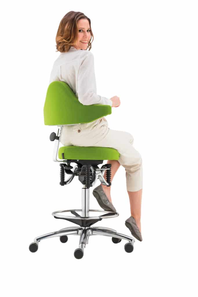 Frau sitzt auf ergonomischem grünen Bürostuhl