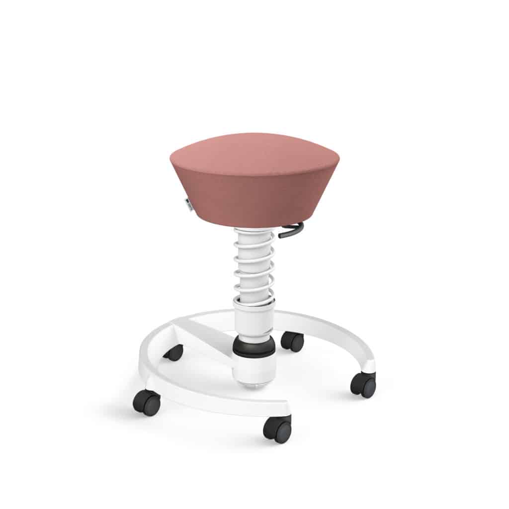 Moderner ergonomischer Hocker auf Rollen.