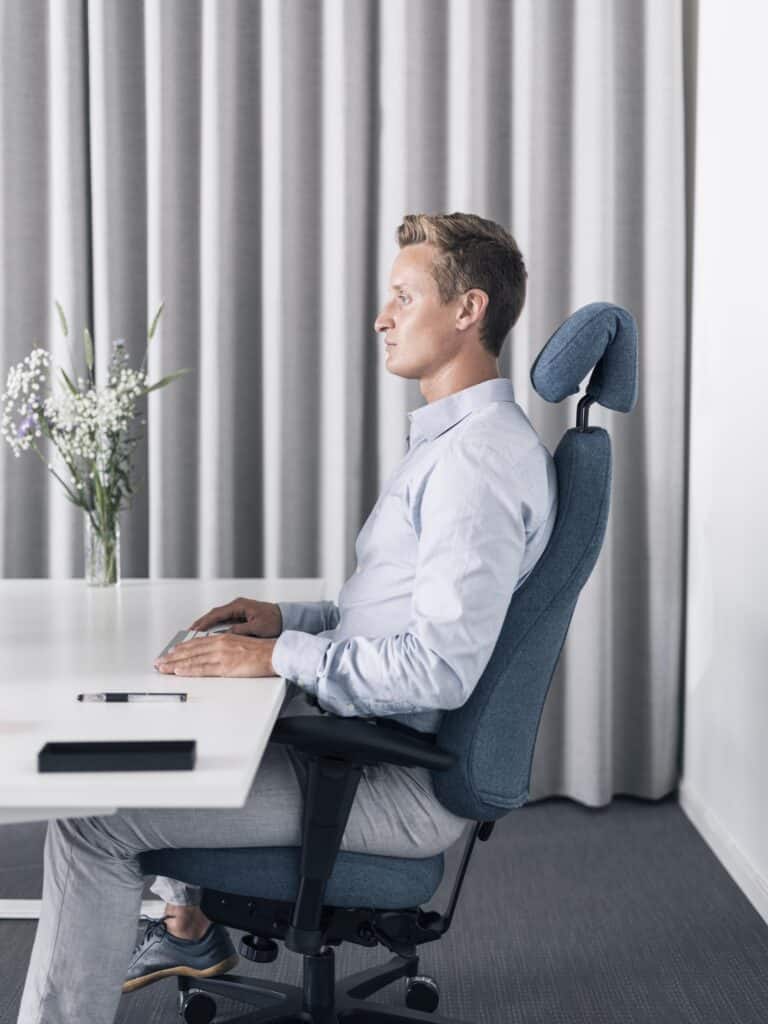 Mann sitzt auf ergonomischem Bürostuhl.