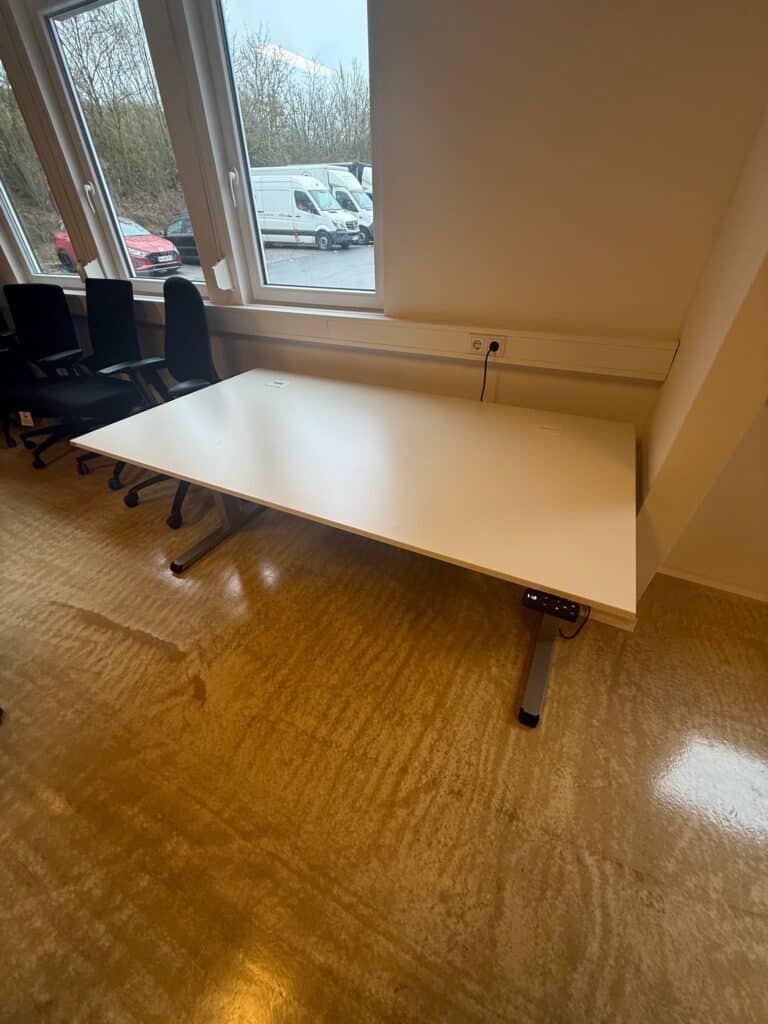 elektrisch-hoehenverstellbarer-Tisch-bild-2